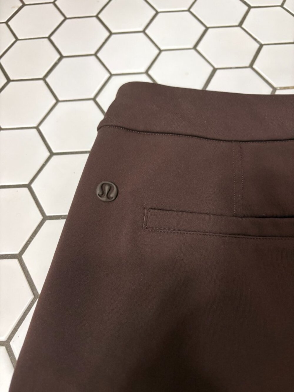 Lululemon Tapered Leg Mid Rise Pant 7/8 Luxtreme Espresso Size S - Picture 4 of 5